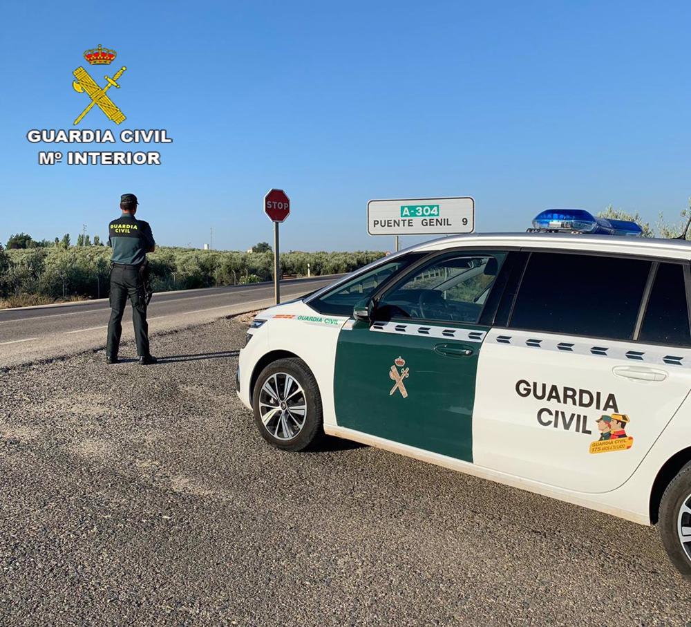 Archivo - Un agente de la Guardia Civil del Puesto de Puente Genil. Archivo