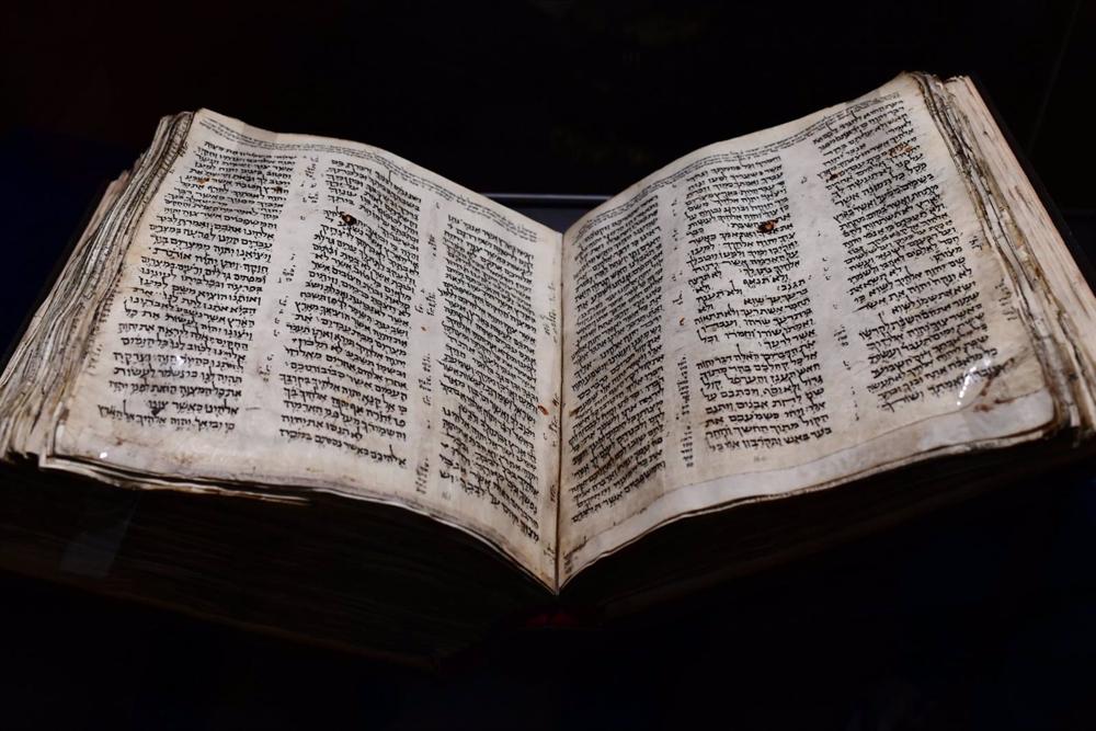 Archivo - TEL AVIV, March 22, 2023 -- The Codex Sassoon is seen at the ANU Museum of the Jewish People in Tel Aviv, Israel, on March 22, 2023. The Codex Sassoon, the oldest-known and the most complete Hebrew Bible manuscript, will be on display for the f Archivo