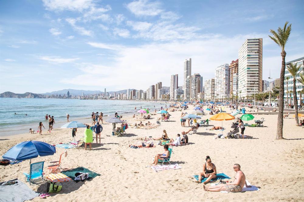 Archivo - Numerosas personas se bañan y toman el sol en la playa de Poniente, a 11 de marzo de 2023, en Benidorm, Alicante, Comunidad Valenciana (España). Archivo
