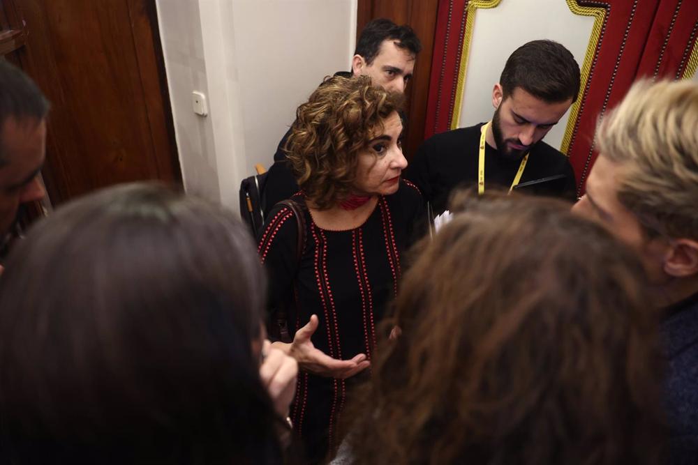 Archivo - La ministra de Hacienda y Función Pública, María Jesús Montero, ofrece declaraciones a los medios durante una sesión plenaria, en el Congreso de los Diputados. Archivo