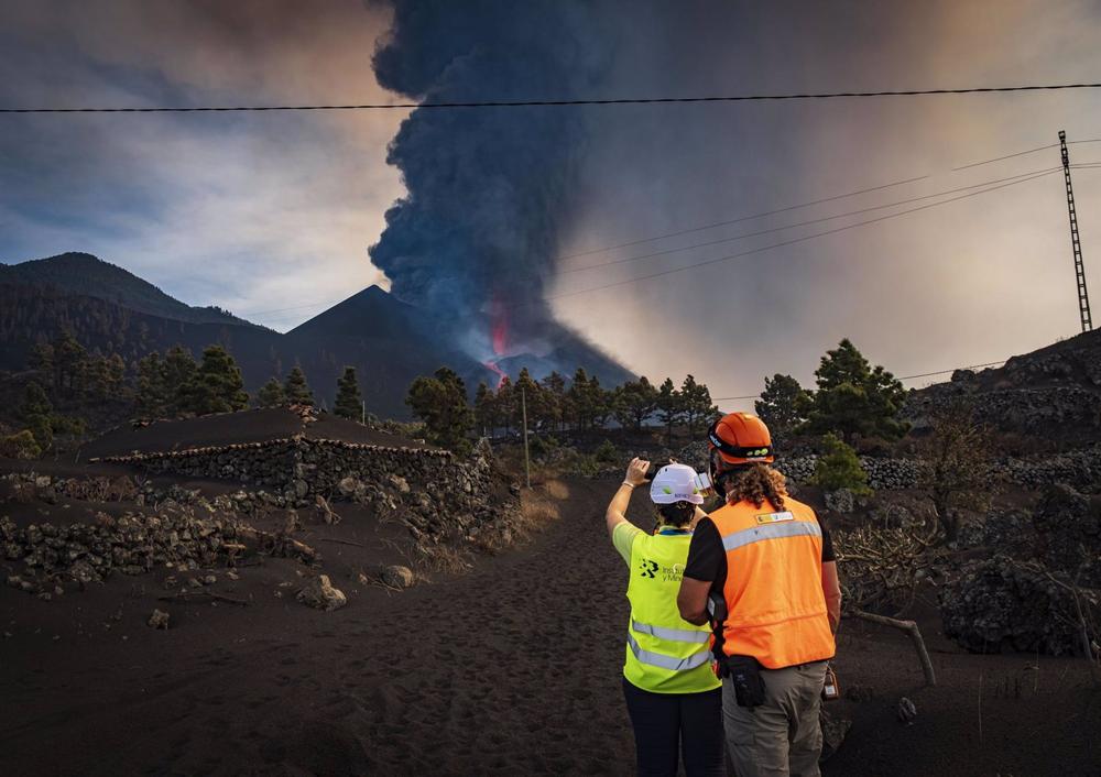 Archivo - Los Premios CSIC-Fundación BBVA de Comunicación Científica reconocen a los 'cronistas' de la erupción volcánica de La Palma Archivo
