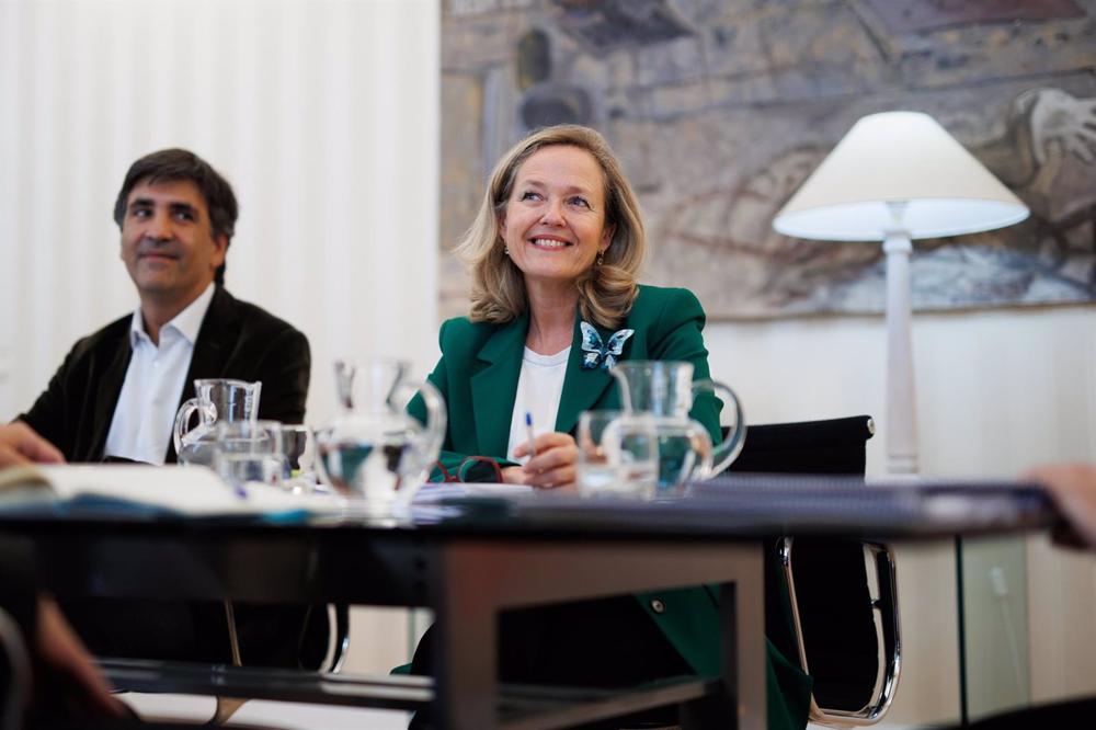 Archivo - La vicepresidenta primera y ministra de Asuntos Económicos y Transformación Digital, Nadia Calviño (i), con su secretario de Estado de Economía y Apoyo a la Empresa, Gonzalo García Andrés Archivo