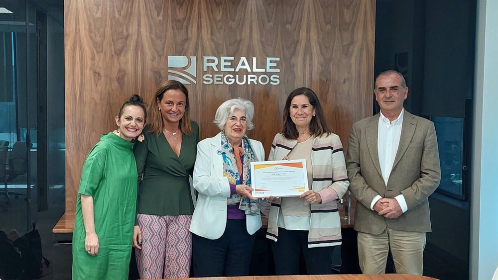 Pilar Suárez-Inclán, directora de Comunicación Institucional y RSE de Reale Seguros, distinguida como embajadora de la Casilla Empresa Solidaria. Pilar