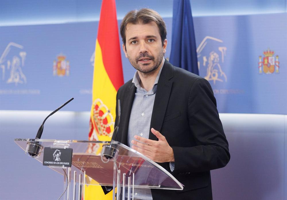 El coordinador autonómico de Podemos Murcia, Javier Sánchez Serna, interviene durante una rueda de prensa anterior a la reunión de la Junta de Portavoces, en el Congreso de los Diputados, a 18 de abril de 2023, en Madrid (España). El