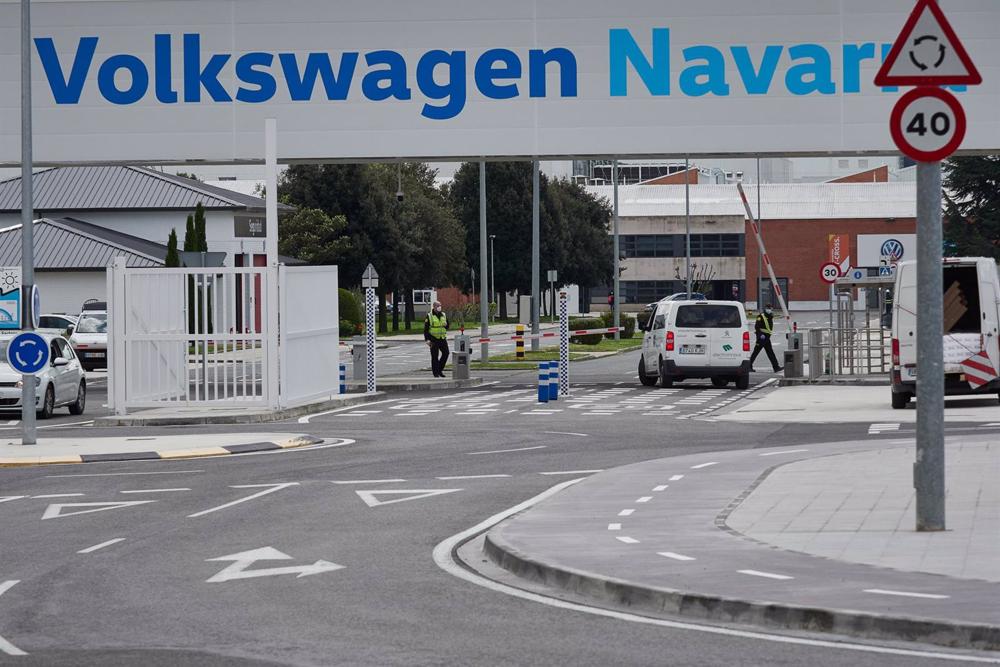 Archivo - Vista de la puerta principal de la fábrica de Volkswagen Navara Archivo