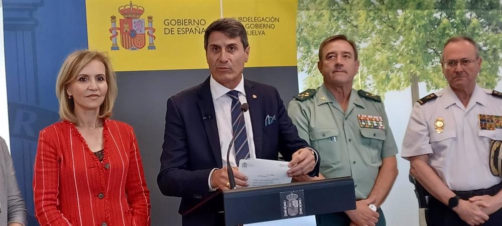 El delegado del Gobierno de España en Andalucía, Pedro Fernández, en rueda de prensa en Huelva. El