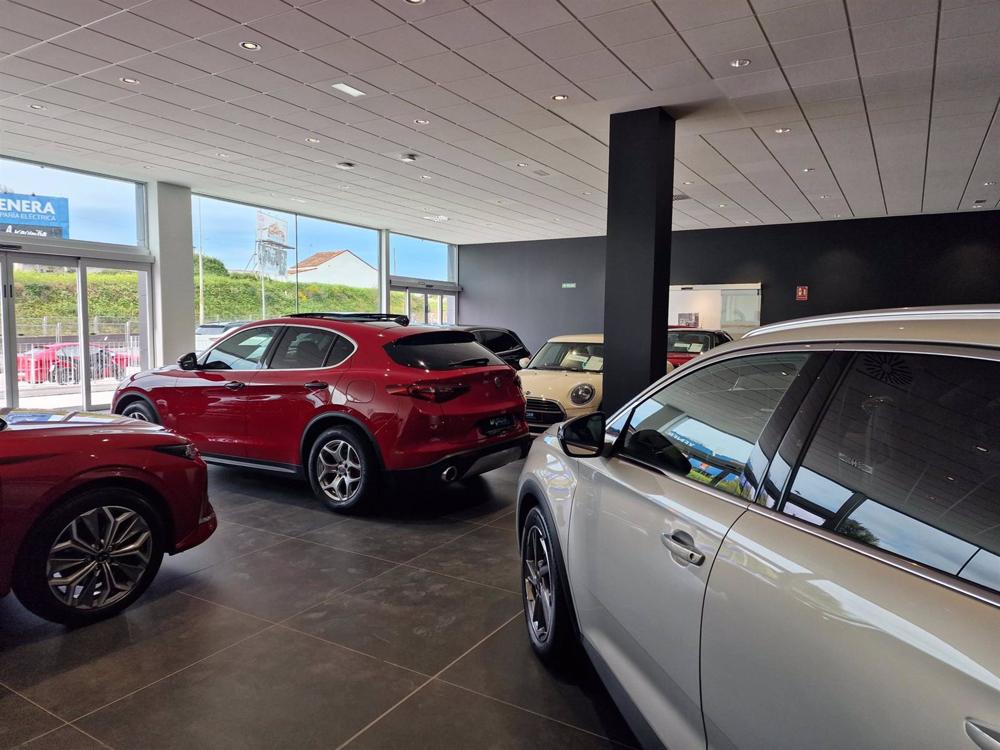 Archivo - Concesionario de coches. Archivo