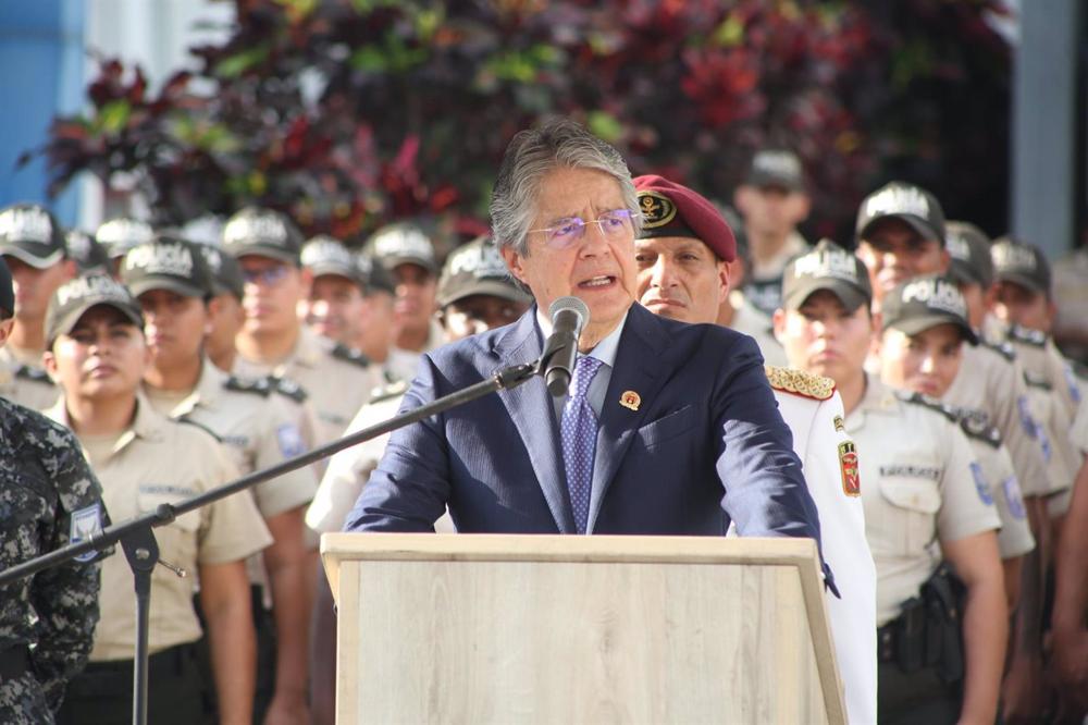 Archivo - Guillermo Lasso, presidente de Ecuador, en una ceremonia de entrega de medallas a policías en Guayaquil Archivo