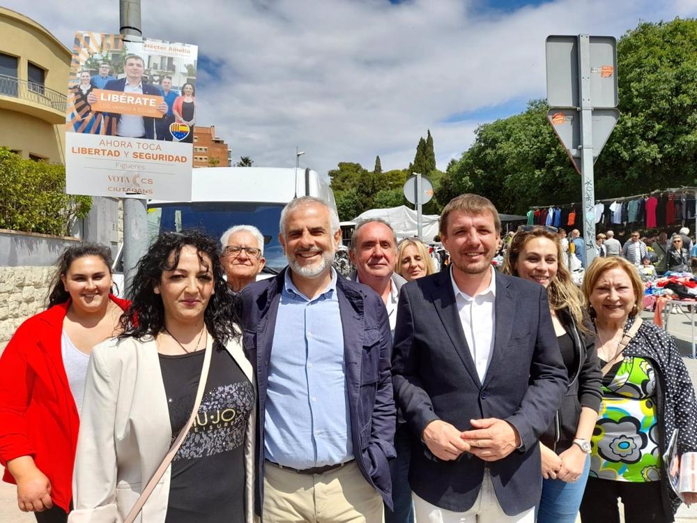 El líder de Cs en Catalunya, Carlos Carrizosa, con el alcaldable de Cs en Figueres (Girona), Héctor Amelló, y miembros de su candidatura El