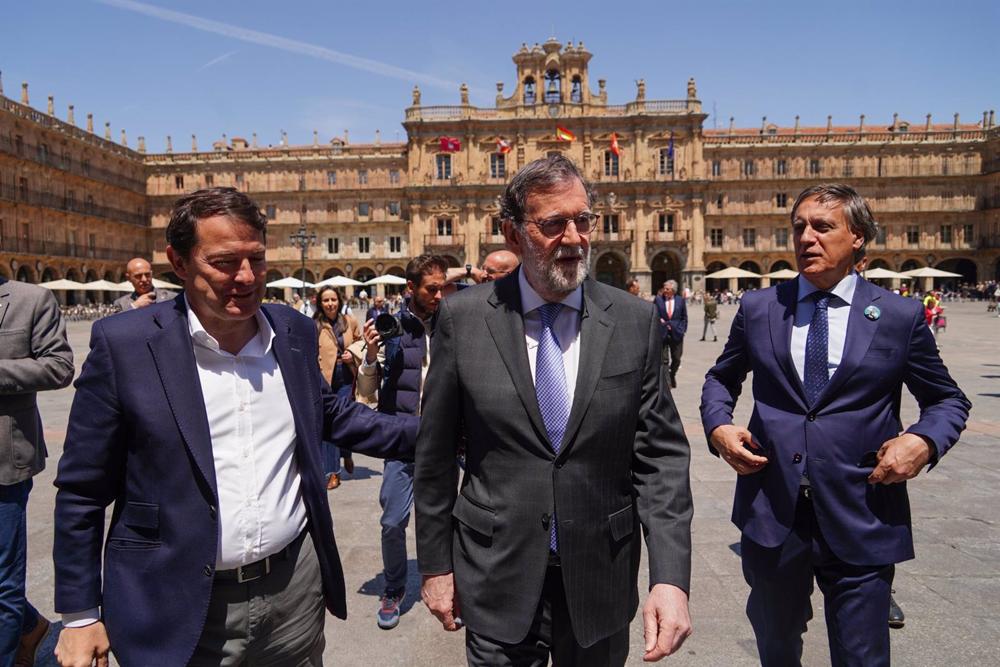 (I-D) El presidente del PP y de la Junta de Castilla y León, Alfonso Fernández Mañueco; el expresidente del Gobierno Mariano Rajoy y el candidato del PP a la Alcaldía de Salamanca, Carlos García Carbayo, a su llegada a un acto de campaña en Salamanca. (I-D)