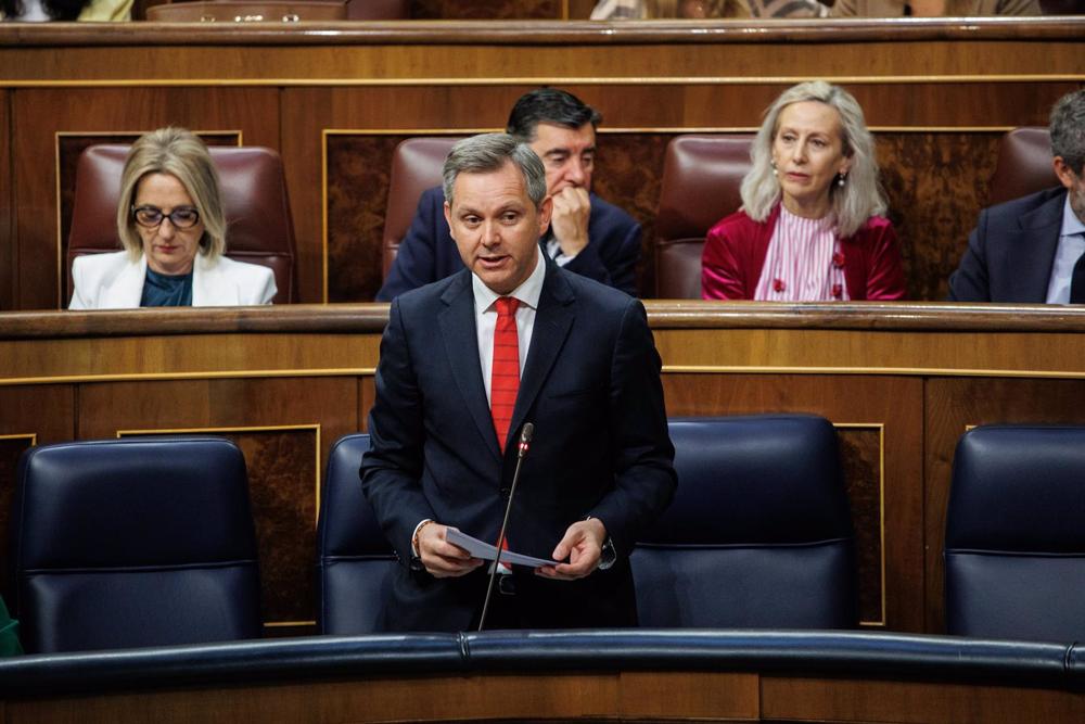 El ministro de Sanidad, José Miñones, durante una sesión de control al Gobierno, en el Congreso de los Diputados, a 17 de mayo de 2023, en Madrid (España). El
