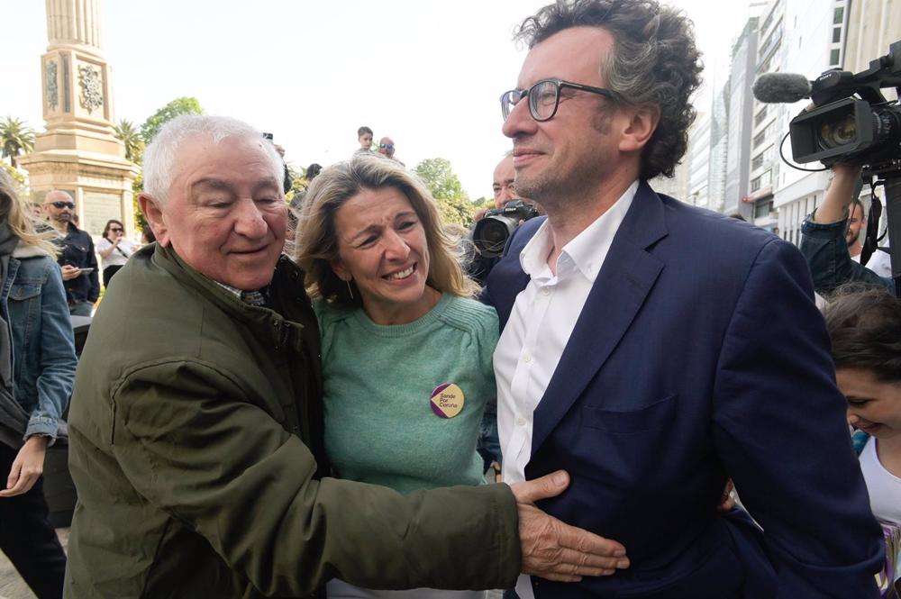 La vicepresidenta segunda del Gobierno y líder del proyecto 'Sumar', Yolanda Díaz, en un acto de 'Por Coruña', junto a su candidato a la alcaldía, José Manuel Sande, y su padre y miembro también de la lista, Suso Díaz La