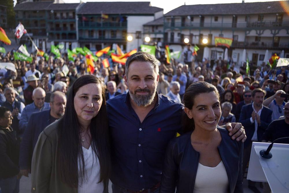 (I-D) La candidata de Vox a la Alcaldía de Chinchón, Yolanda Torres, el líder de Vox, Santiago Abascal, y la candidata de Vox a la Presidencia de la Comunidad de Madrid, Rocío Monasterio, durante un acto de Vox, en la Plaza Mayor de Chinchón (I-D)