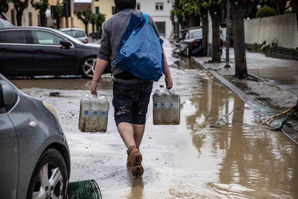 Calle inundada por las lluvias en Sant'Agata sul Santerno, Italia Calle