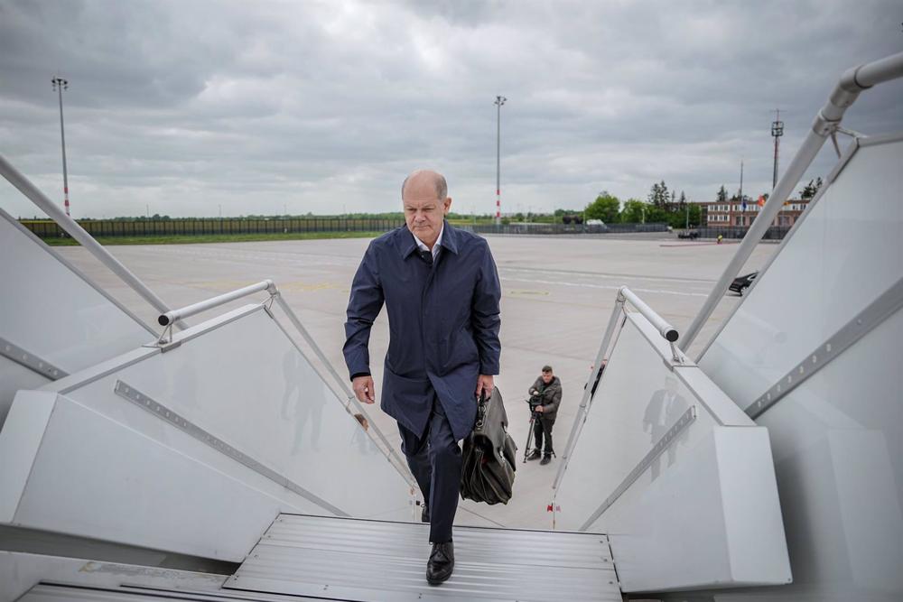 16 May 2023, Schoenefeld: German Chancellor Olaf Scholz walks to the Air Force Airbus A350 on the military section of BER Berlin-Brandenburg Airport for the flight to Iceland, ahead of The Council of Europe summit. Photo: Kay Nietfeld/dpa 16