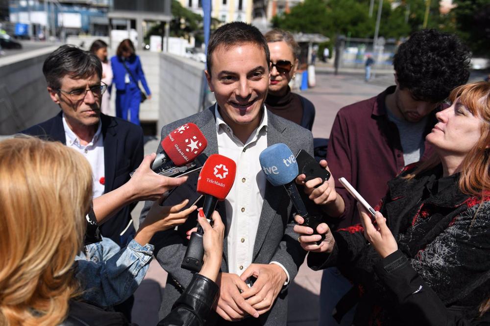 El candidato del PSOE a la Presidencia de la Comunidad de Madrid y secretario general del PSOE-M, Juan Lobato, atiende a medios a su llegada a un acto de campaña con jóvenes, en el Centro Cultural Emilia Pardo Bazán, a 19 de mayo de 2023, en Madrid (Españ El