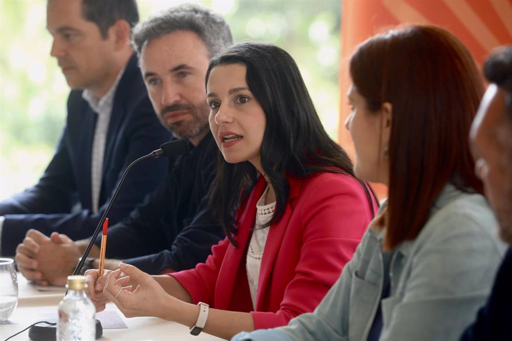 La portavoz de Ciudadanos (CS) en el Congreso de los Diputados, Inés Arrimadas, en un desayuno informativo en Málaga. La