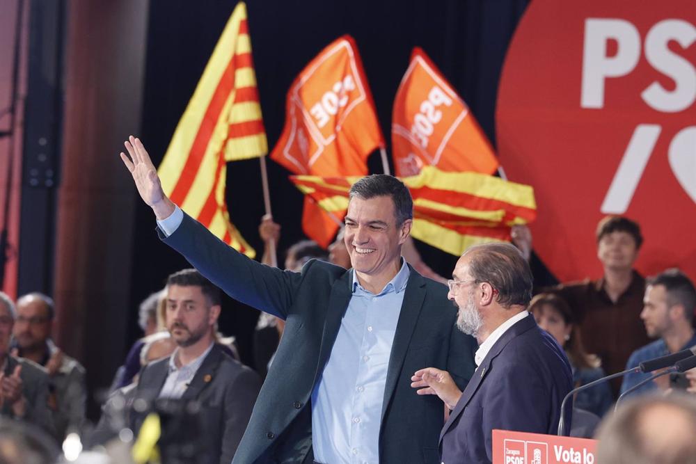 El presidente del Gobierno y secretario general del PSOE, Pedro Sánchez, y el candidato a la Presidencia de Aragón, Javier Lambán, participa en un acto de campaña, en la Sala Multiusos del Auditorio de Zaragoza, a 18 de mayo de 2023, en Zaragoza. El