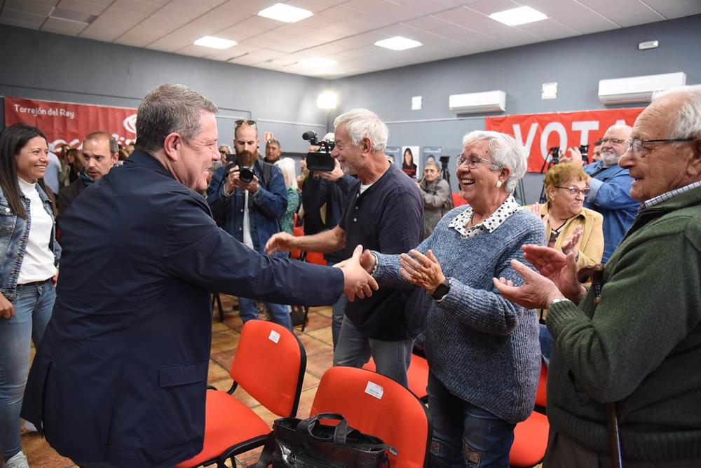 El candidato del PSOE a la Presidencia de C-LM, Emiliano García-Page, en Torrejón del Rey (Guadalajara). El