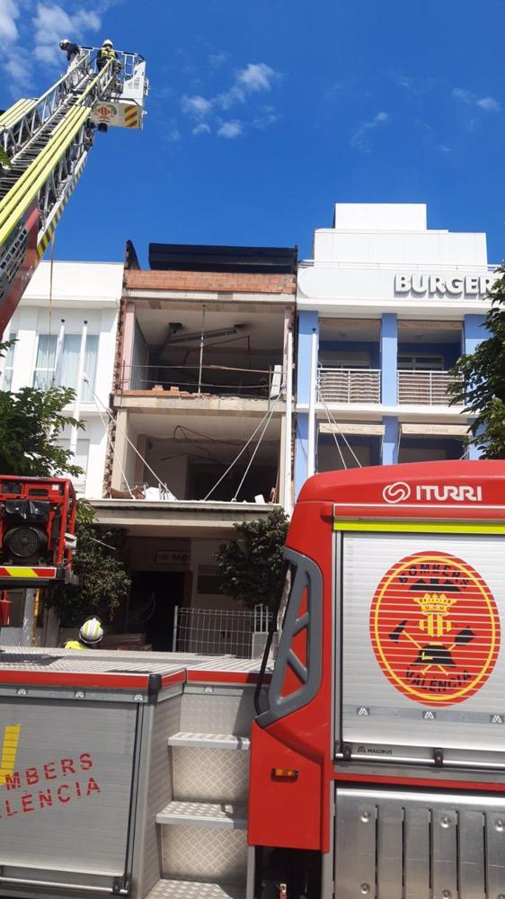Un incendio en un edificio en obras de paseo Neptuno provoca una columna de humo visible a kilómetros Un
