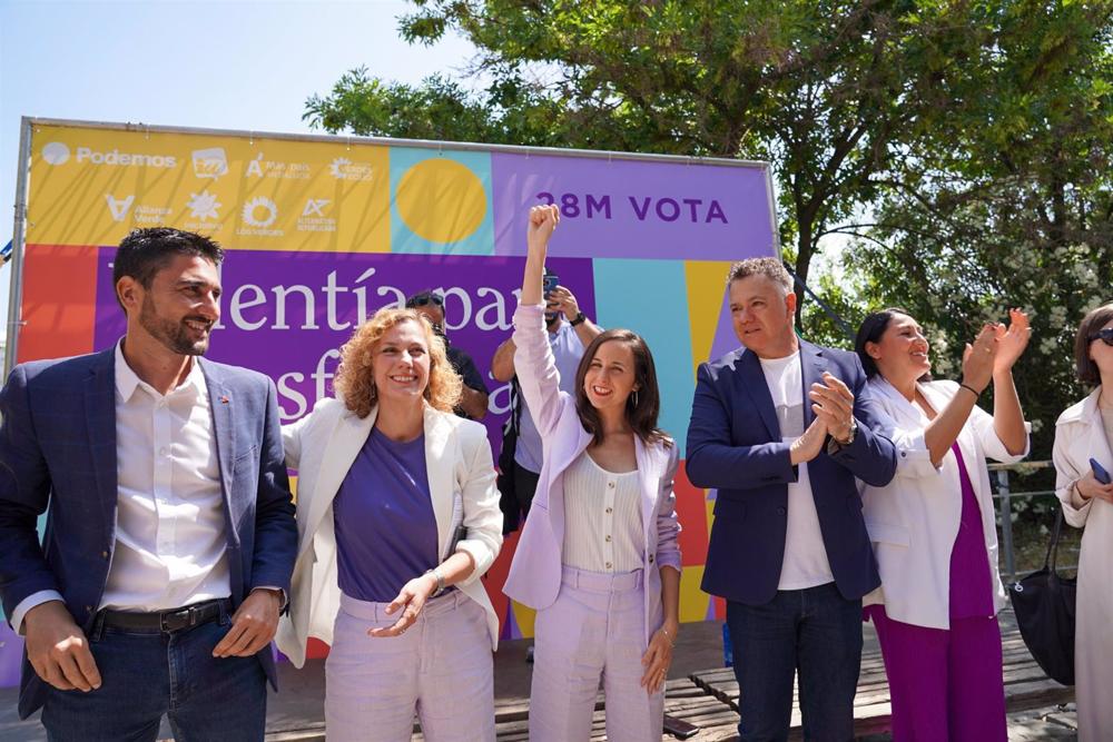 Sánchez, Hornillo y Belarra (en el centro), junto a otros dirigentes, en un mitin electoral en el Paseo de la O. Sánchez,