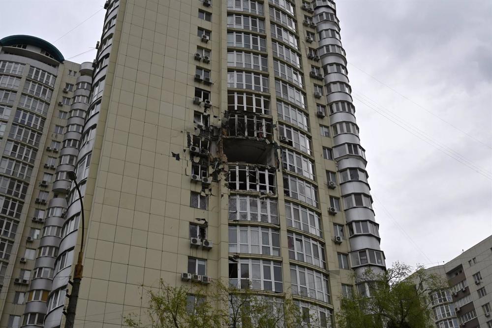 Edificio residencial dañado por ataques de drones rusos sobre Kiev, Ucrania Edificio