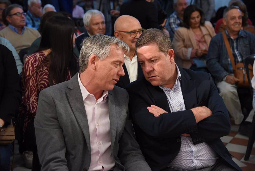 El candidato del PSOE a la Presidencia de C-LM, Emiliano García-Page, en Madridejos, junto con el alcalde y candidato a la reelección, José Antonio Contreras. El