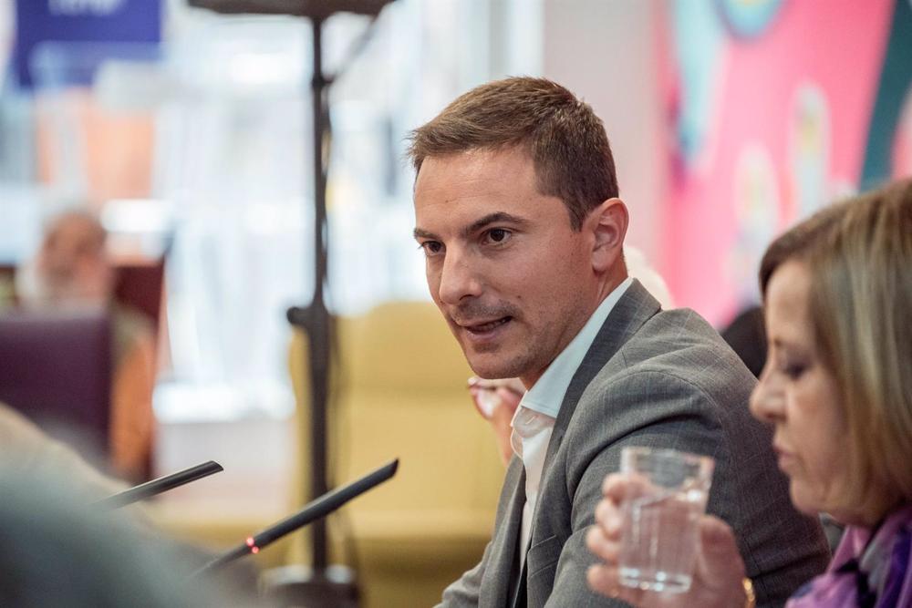 El candidato del PSOE a la presidencia de la Comunidad de Madrid, Juan Lobato, durante un encuentro con la tercera edad y asociaciones y plataformas de personas mayores, en la Fundación 26 de diciembre, a 18 de mayo de 2023, en Madrid (España). Este acto El