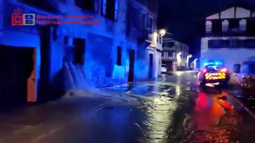 Calle inundada en Lesaka. Calle