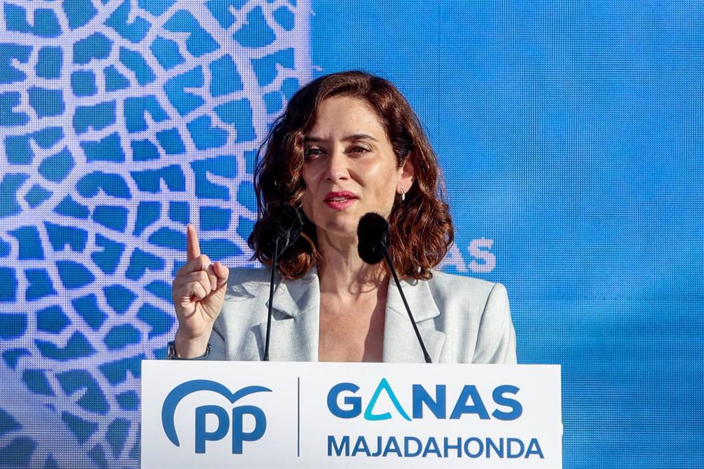 La presidenta de la Comunidad de Madrid y candidata del PP a la reelección el próximo 28M, Isabel Díaz Ayuso, participa en un encuentro con afiliados y simpatizantes populares en el Parque Colón, a 12 de mayo de 2023, en Majadahonda, Madrid (España). Ayus La
