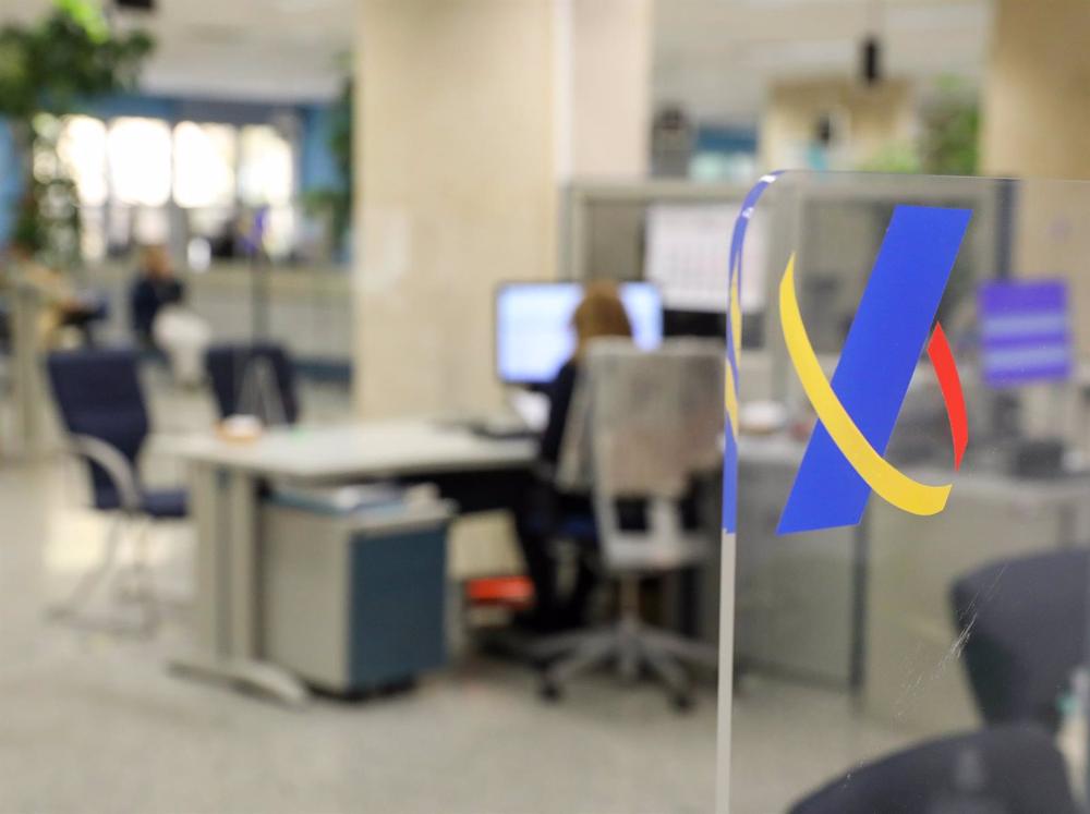 Archivo - Una empleada trabaja en una oficina de la Agencia Tributaria Archivo