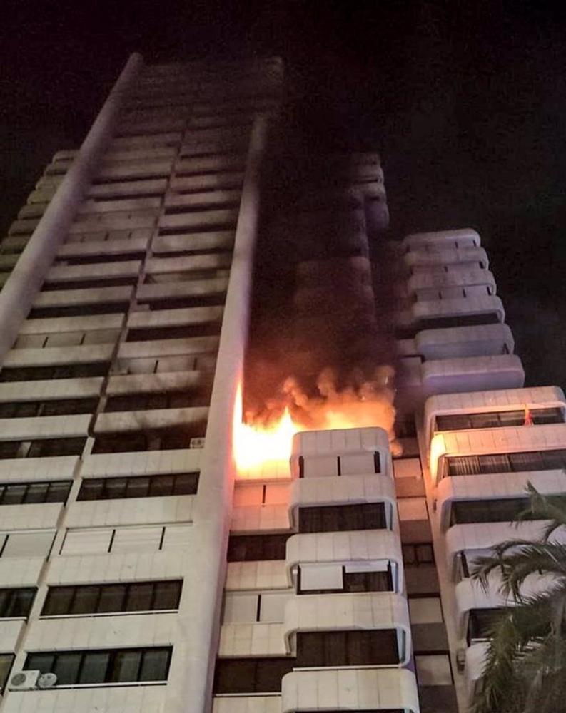 Un incendio en una vivienda de Benidorm obliga a evacuar a nueve personas refugiadas en una azotea Un
