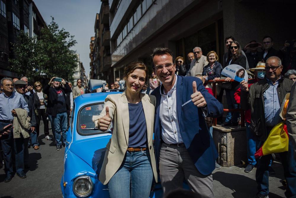 La presidenta de la Comunidad de Madrid y candidata del Partido Popular a la reelección, Isabel Díaz Ayuso, y el candidato del PP a la Alcaldía de Leganés, Miguel Ángel Recuenco, llegan a un mitin de campaña del PP, a 21 de mayo de 2023, en Leganés, Madri La