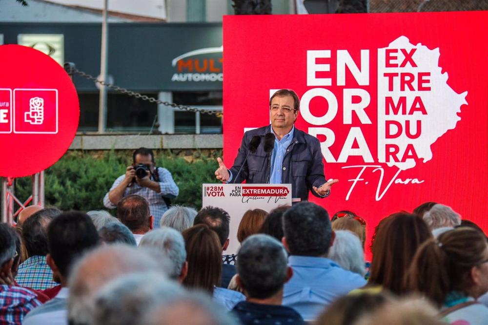 El secretario general del PSOE de Extremadura y candidato a la reelección a la Presidencia de la Junta, Guillermo Fernández Vara, participa en un acto de campaña en Mérida. El