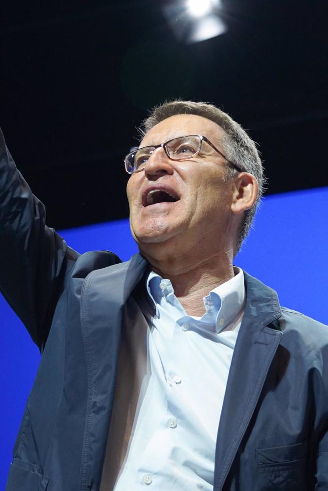El presidente del Partido Popular, Alberto Núñez Feijóo, saluda durante un acto electoral del Partido Popular El