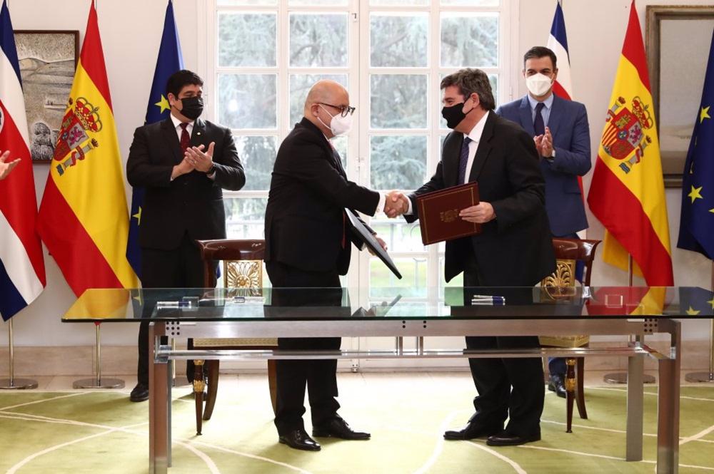 Archivo - El ministro de Inclusión, Seguridad Social y Migraciones, José Luis Escrivá, junto al ministro de Relaciones Exteriores y Culto de Costa Rica, Rodolfo Solano (izquierda). Archivo