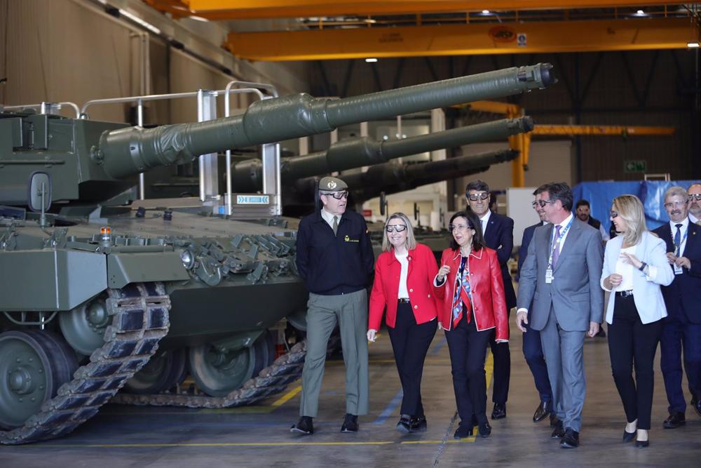 Archivo - La ministra de Defensa, Margarita Robles, en una visita a la empresa Santa Bárbara Archivo