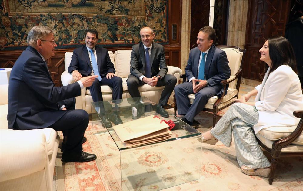El presidente de la Generalitat, Ximo Puig, y la consellera de Política Territorial, Rebeca Torró, se reúnen con representantes de Ignis El
