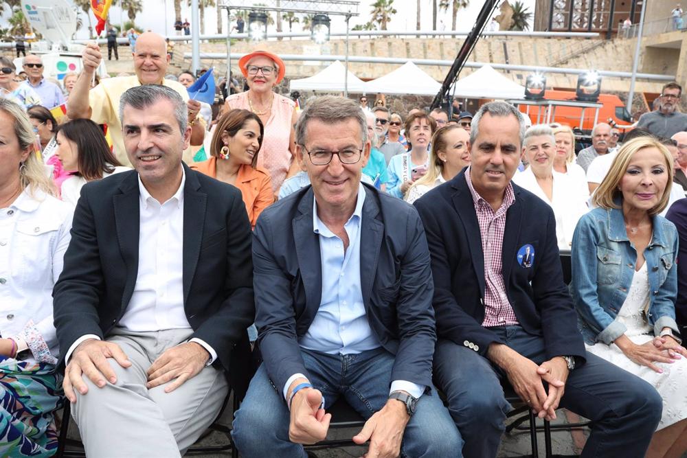 (I-D) El candidato del PP a la Presidencia del Gobierno de Canarias, Manuel Domínguez; el presidente del Partido Popular, Alberto Nuñez Feijóo y el candidato del PP al Cabildo de Gran Canaria, Miguel Jorge Blanco, durante un mitin en Las Palmas de Gran Ca (I-D)