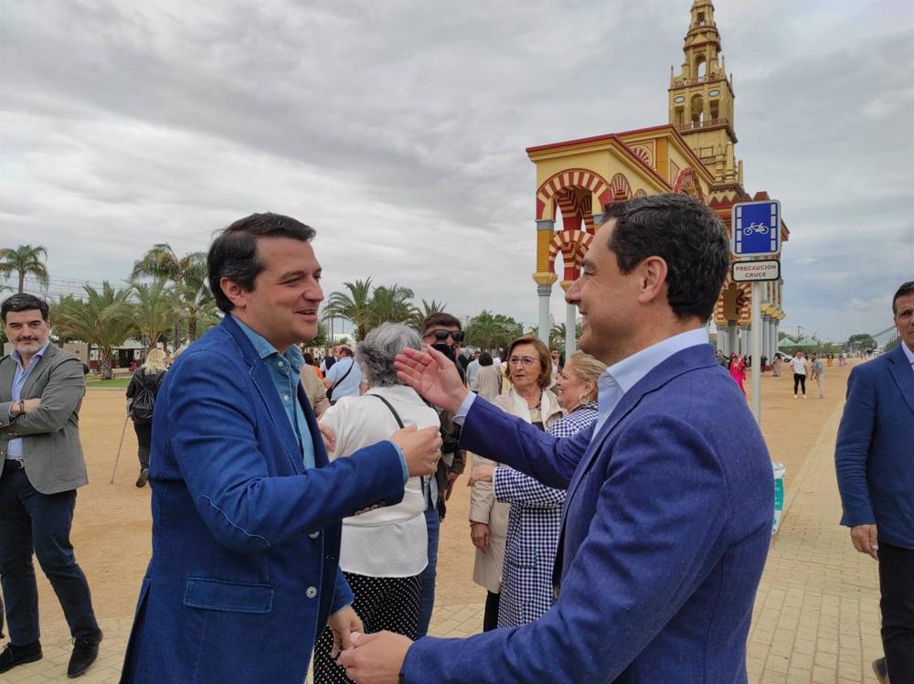 Juanma Moreno saluda a José María Bellido. Juanma