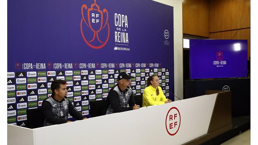 Randri García y Marina Martí, , técnico y delantera del Alhama CF El Pozo, en rueda de prensa Randri