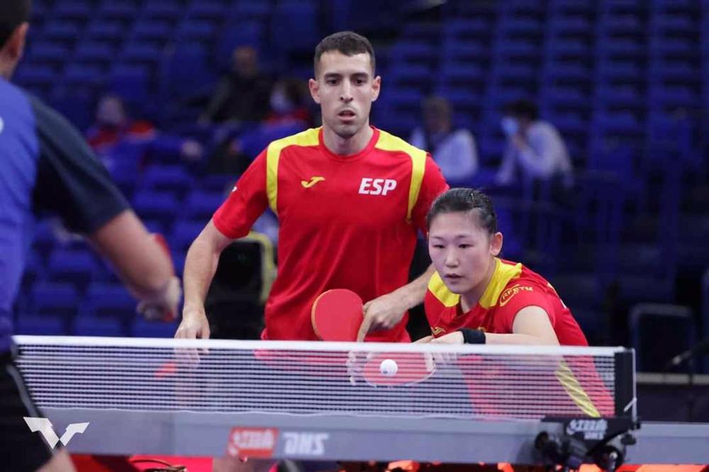 Archivo - Álvaro Robles y María Xiao durante una competición Archivo