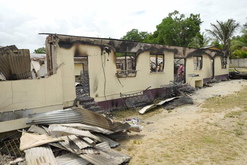 Los bomberos confirman la muerte de 19 adolescentes por un incendio en una residencia de estudiantes en Guyana Los
