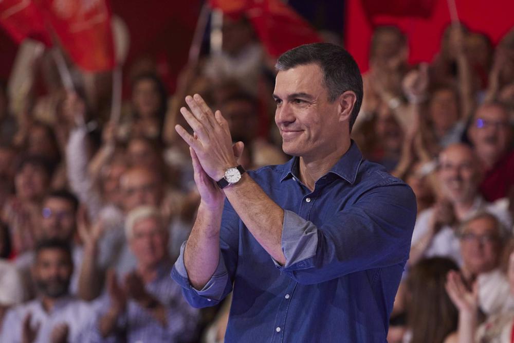 El presidente del gobierno de España y secretario general del PSOE, Pedro Sánchez, interviene durante el acto de campaña con el candidato del PSOE a la alcaldía de Sevilla en FIBES, a 13 de mayo de 2023 en Sevilla (Andalucía, España). (Foto de archivo). El