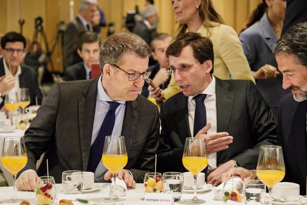 Archivo - El presidente del PP, Alberto Núñez Feijóo (i) y el alcalde de Madrid, José Luis Martínez-Almeida (d), durante un desayuno informativo de Europa Press, en el Hyatt Regency Hesperia Madrid, a 14 de marzo de 2023, en Madrid (España). Archivo