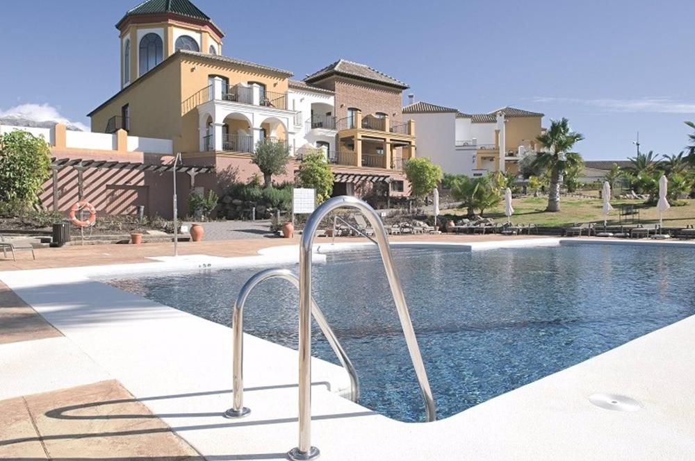 Archivo - Piscina de un hotel de la Costa del Sol. Archivo