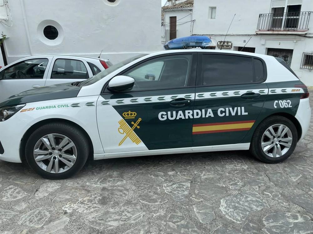 Vehículo de la Guardia Civil de Cádiz en Benaocaz Vehículo