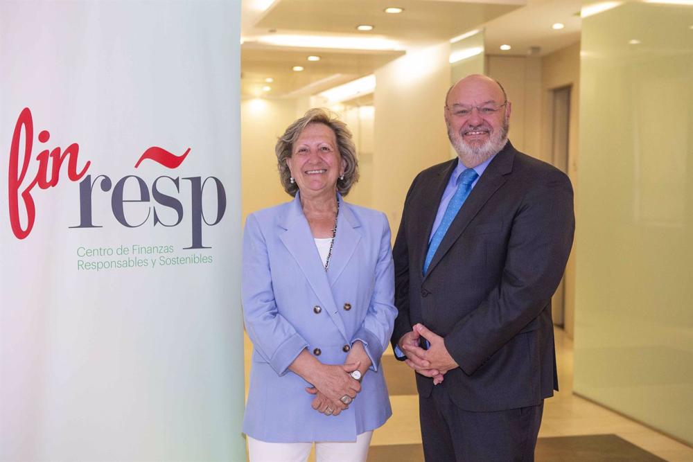 La expresidenta de Finresp, Pilar González de Frutos, y el nuevo presidente del organismo, José María Méndez. La