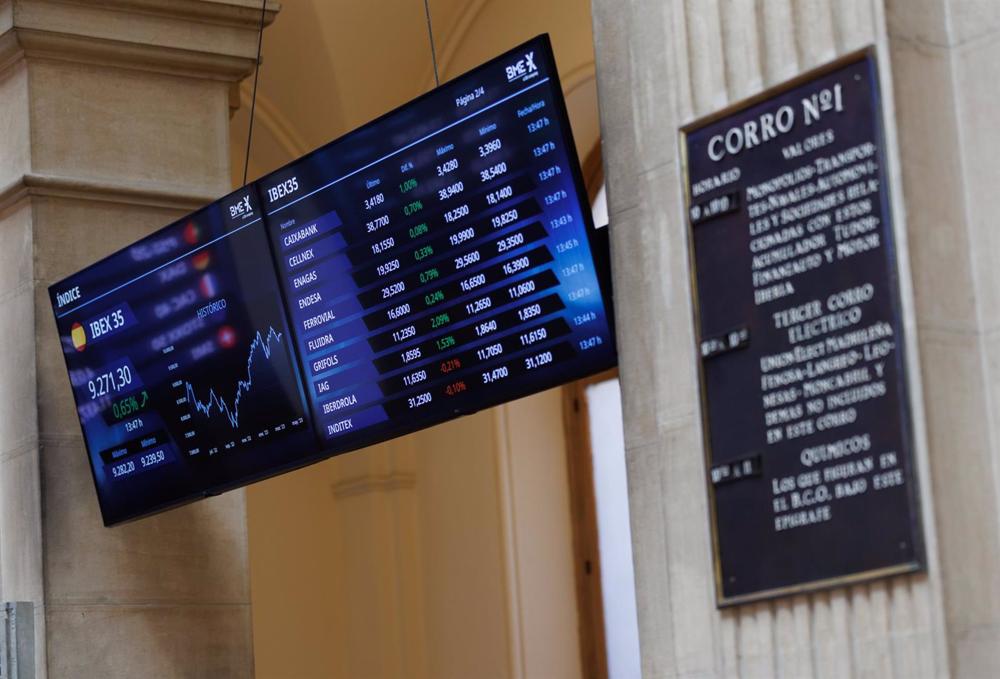 Un panel del Ibex 35 en el Palacio de la Bolsa, a 18 de mayo de 2023, en Madrid (España). El Ibex 35 ha iniciado la sesión de hoy con una subida del 0,43%, lo que ha llevado al selectivo a situarse en los 9.251,67 puntos, en una jornada en la que los inve Un