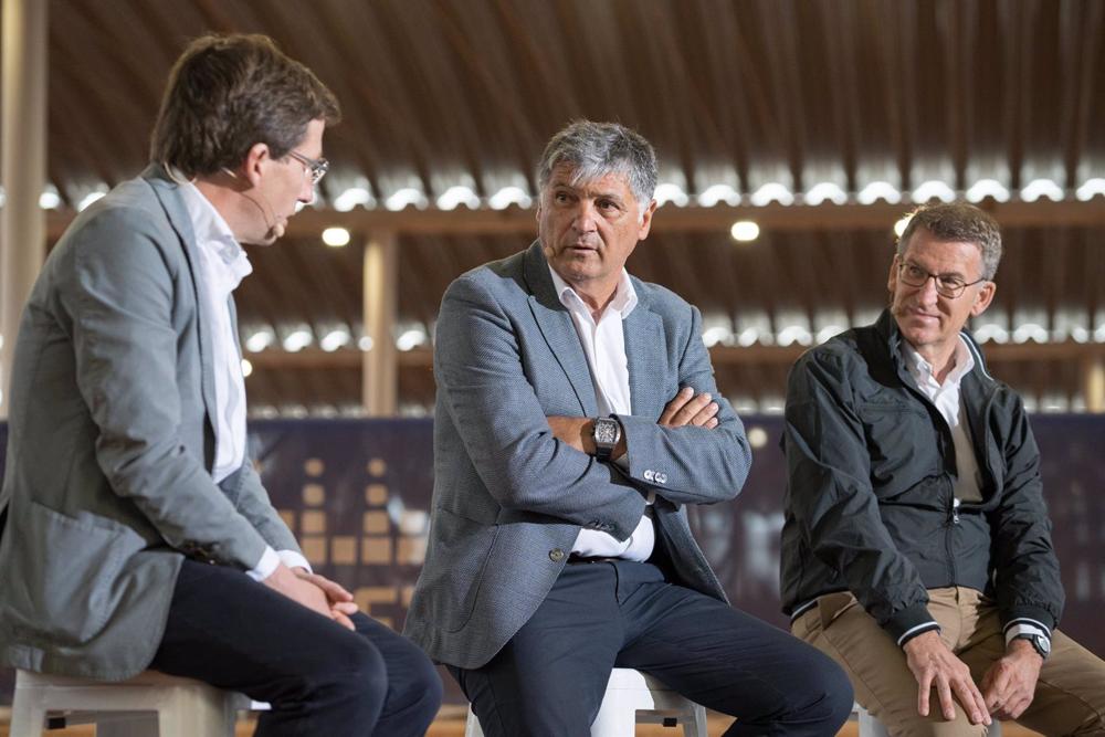 (I-D) El alcalde y candidato del PP a la reelección, José Luis Martínez-Almeida; el tío de Rafa Nadal y director de la Rafa Nadal Academy by Movistar, Toni Nadal, y el líder del PP, Alberto Núñez Feijóo, durante un coloquio, en la Ciudad de la Raqueta, a (I-D)
